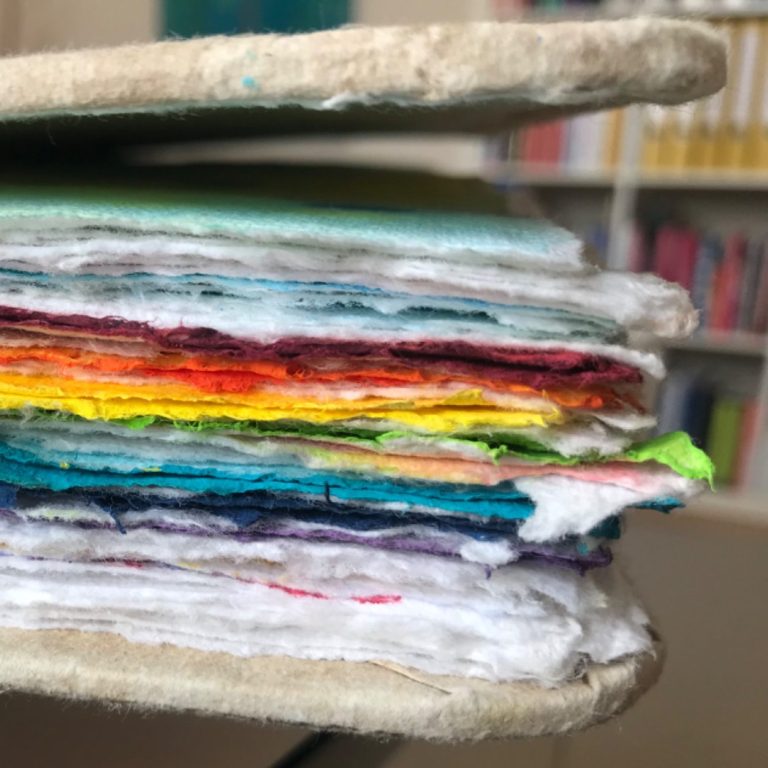 Seitenansicht eines Zeichenheftes mit bunt angemalten Seiten