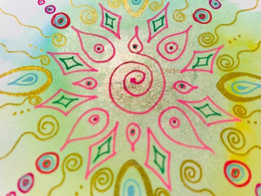 Farbenfrohes, freies Mandala mit Gelstiften auf bunten Hintergrund gezeichnet. 